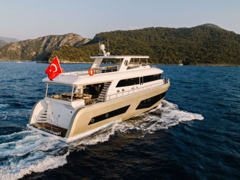 Bay CF trawler kiralık yat gün seyir halinde