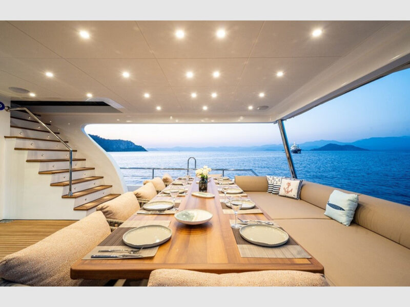Bay CF trawler kiralık yat dış mekan kıç güverte