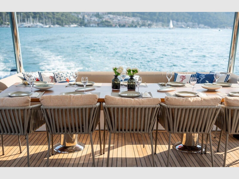 Bay CF trawler kiralık yat dış mekan kıç güverte yemek masası yakın çekim