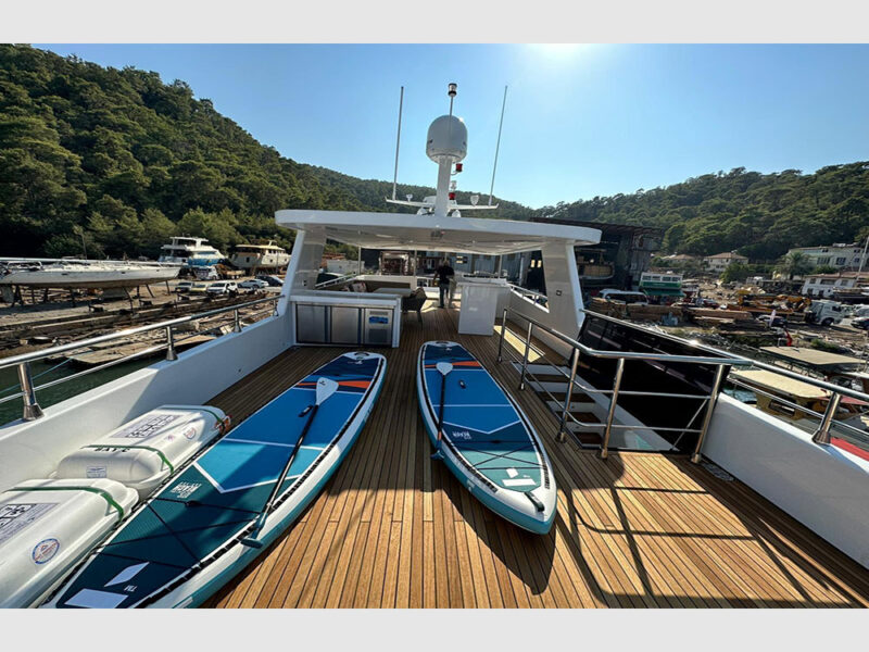Bay CF trawler kiralık yat dış mekan üst güverte