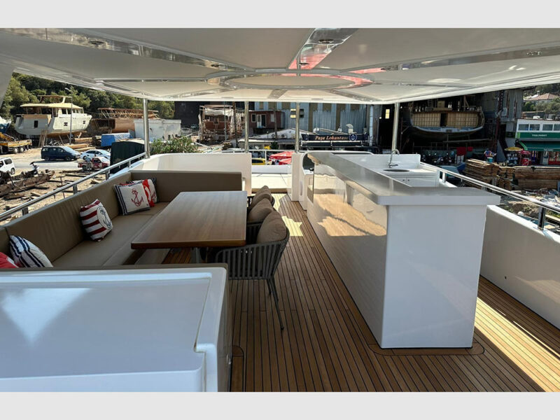 Bay CF trawler kiralık yat dış mekan üst güverte