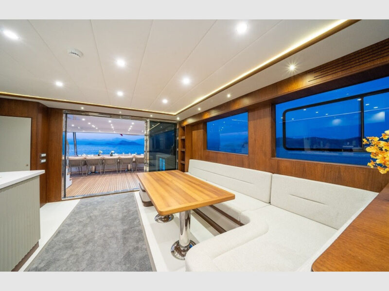 Bay CF trawler kiralık yat iç mekan salon