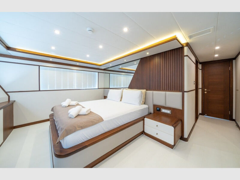 Bay CF trawler kiralık yat iç mekan ana güverte VIP kabin