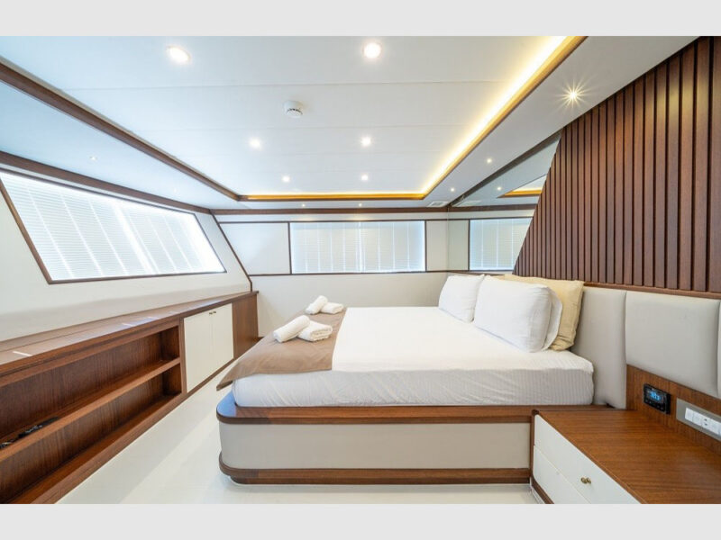 Bay CF trawler kiralık yat iç mekan ana güverte VIP kabin