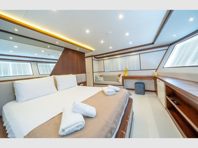 Bay CF trawler kiralık yat iç mekan ana güverte VIP kabin