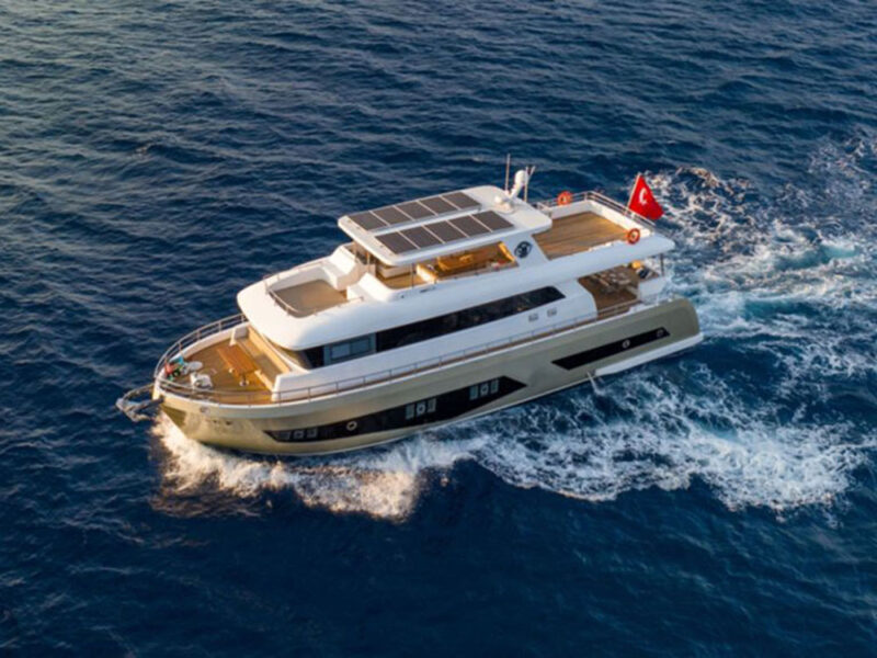 Bay CF trawler kiralık yat seyirde drone çekimi