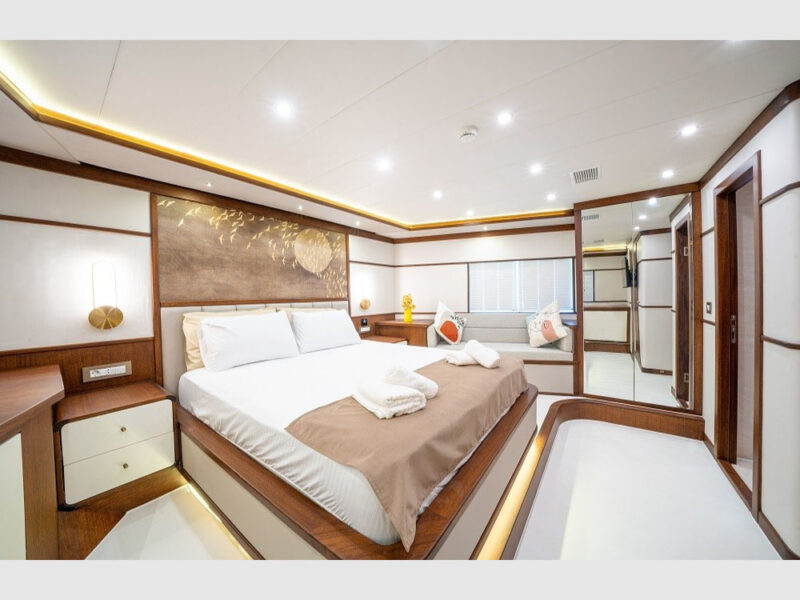 Bay CF trawler kiralık yat iç mekan baş VIP kabin