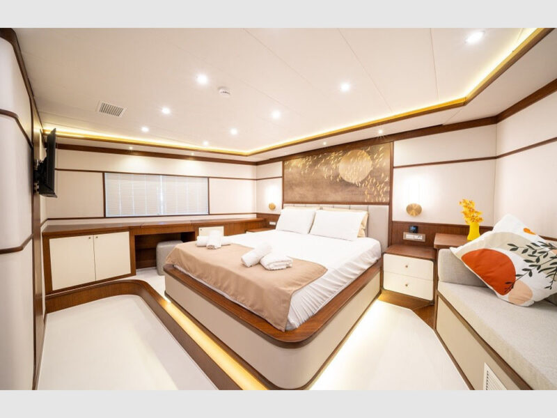 Bay CF trawler kiralık yat iç mekan baş VIP kabin