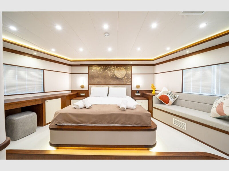 Bay CF trawler kiralık yat iç mekan baş VIP kabin