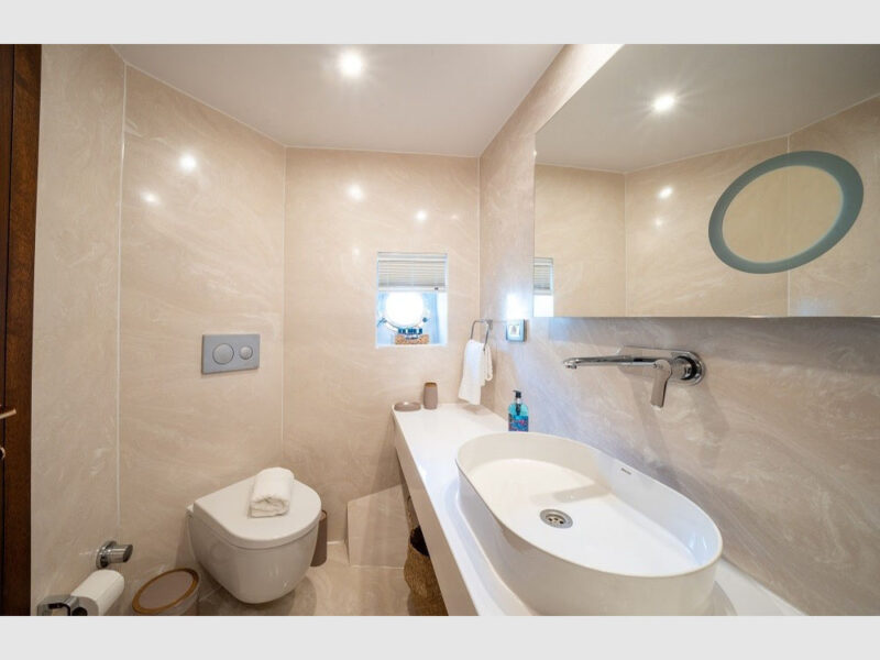 Bay CF trawler yat iç mekan master kabin detay banyo