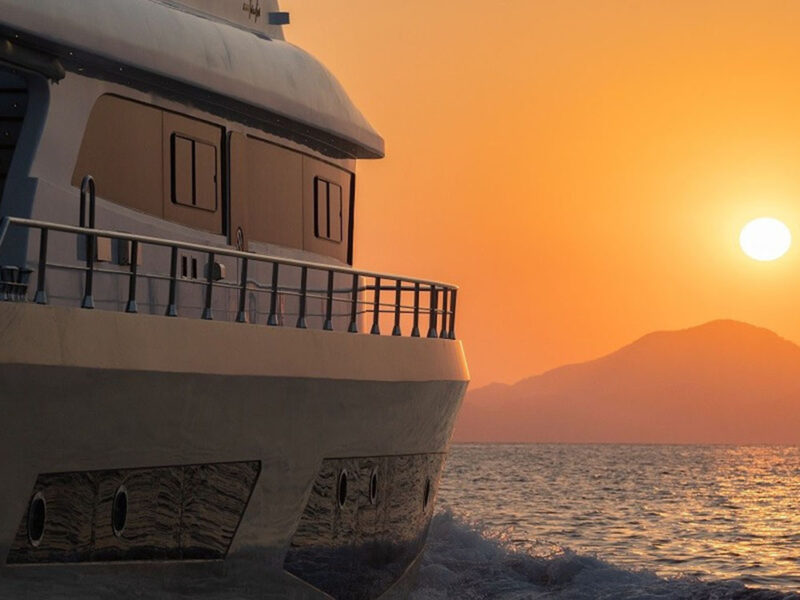 Bay CF trawler kiralık yat gün batımına doğru seyirde