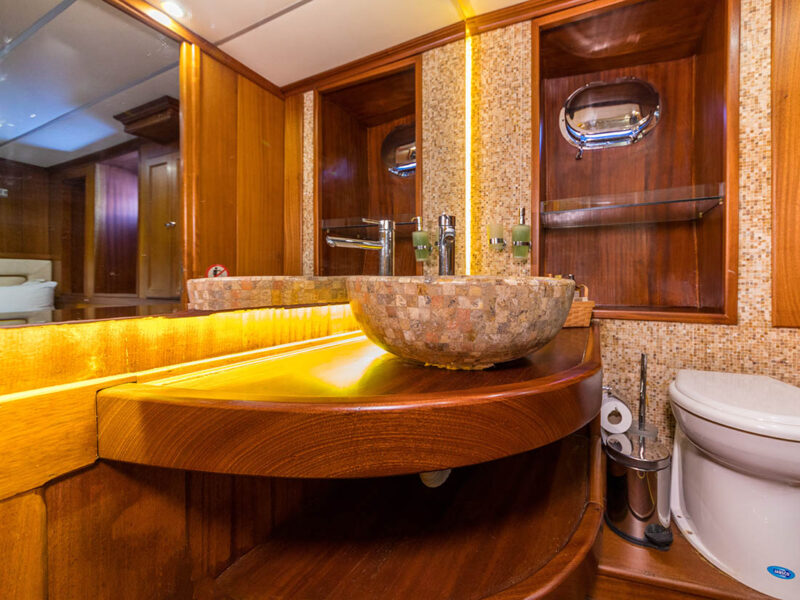 Dea Del Mare gulet iç mekan double kabin banyo