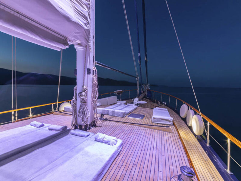 Dea Del Mare gulet dış mekan ön güverte güneşlenme minderleri