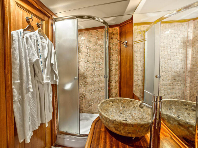 Dea Del Mare gulet iç mekan kıç master kabin banyo