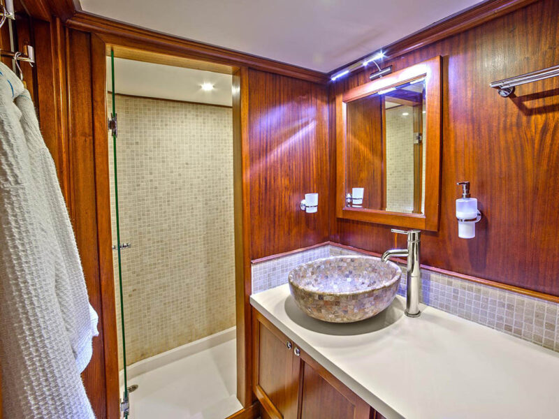 Dea Del Mare gulet iç mekan baş master kabin banyo
