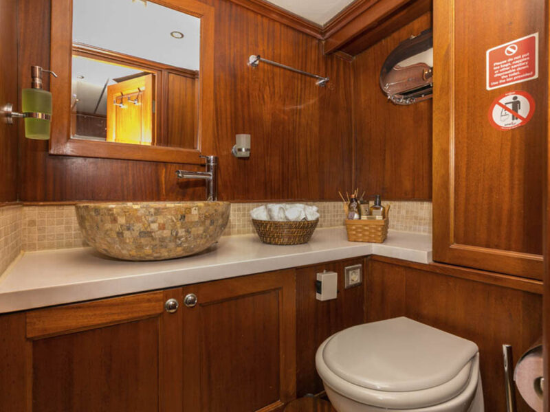 Dea Del Mare gulet iç mekan baş master kabin banyo