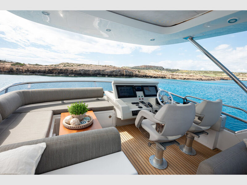 Azimut 66 Sea Ya dış mekan üst güverte (flybridge) dümen evi