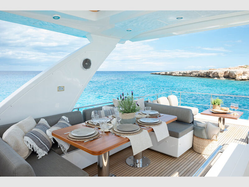 Azimut 66 Sea Ya dış mekan üst güverte (flybridge) oturma grubu yemek masası