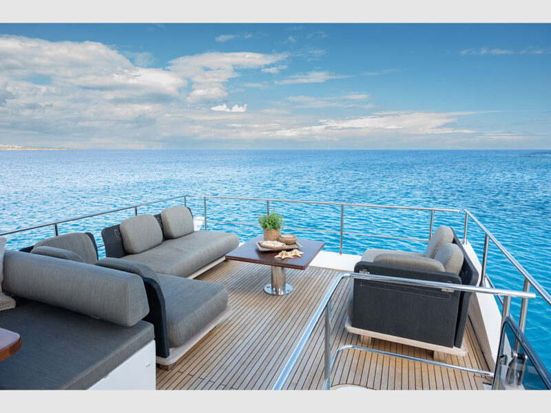 Azimut 66 Sea Ya dış mekan üst güverte (flybridge) kıç tarafı lounge