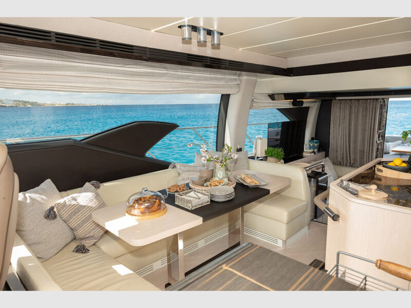 Azimut 66 Sea Ya iç mekan salon
