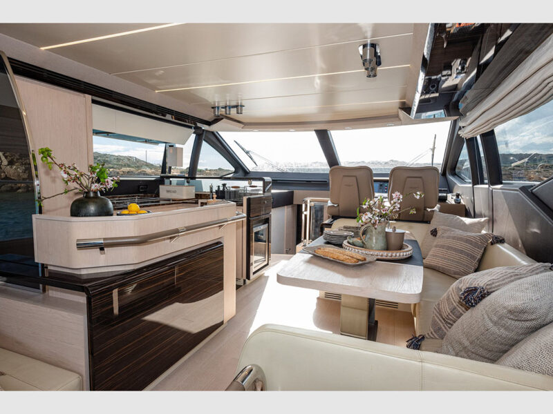 Azimut 66 Sea Ya iç mekan salon