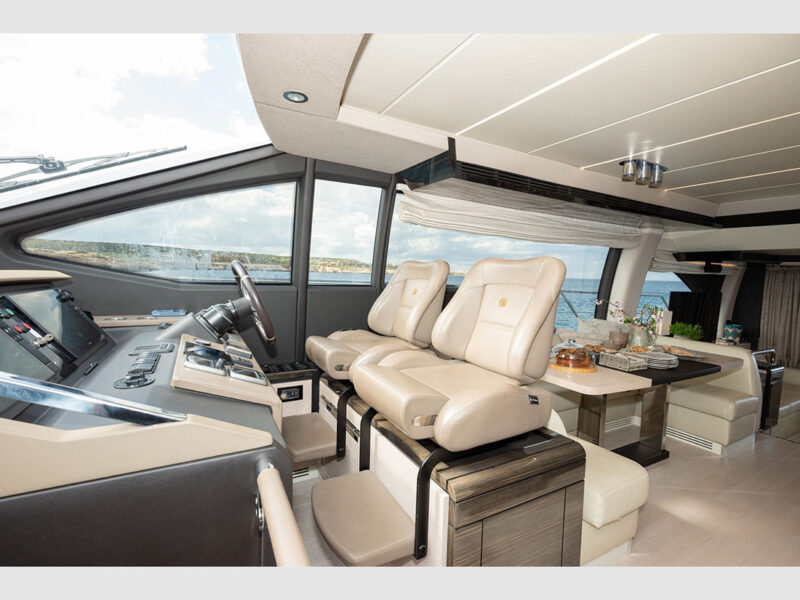 Azimut 66 Sea Ya iç mekan dümen evi ve salon