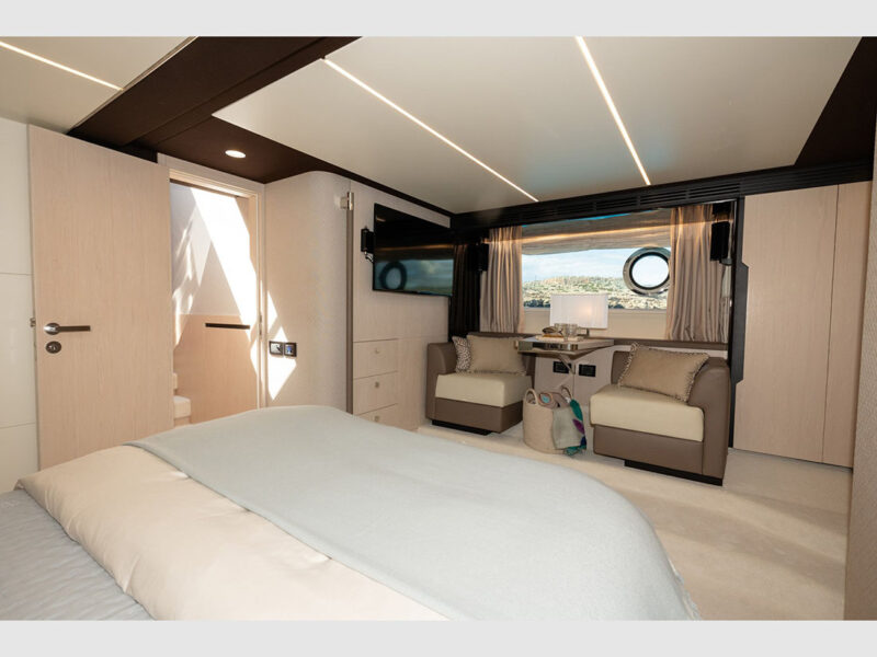Azimut 66 Sea Ya iç mekan master kabin yataktan görüntü