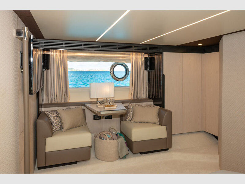 Azimut 66 Sea Ya iç mekan master kabin koltuk ve masa