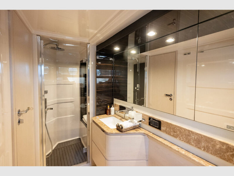 Azimut 66 Sea Ya iç mekan master kabin banyo