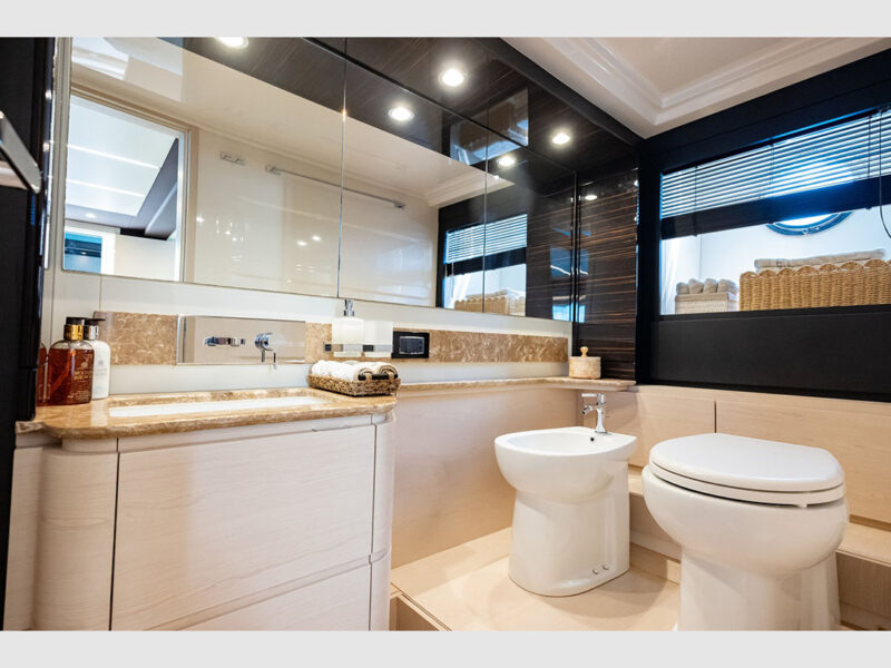 Azimut 66 Sea Ya iç mekan master kabin banyo