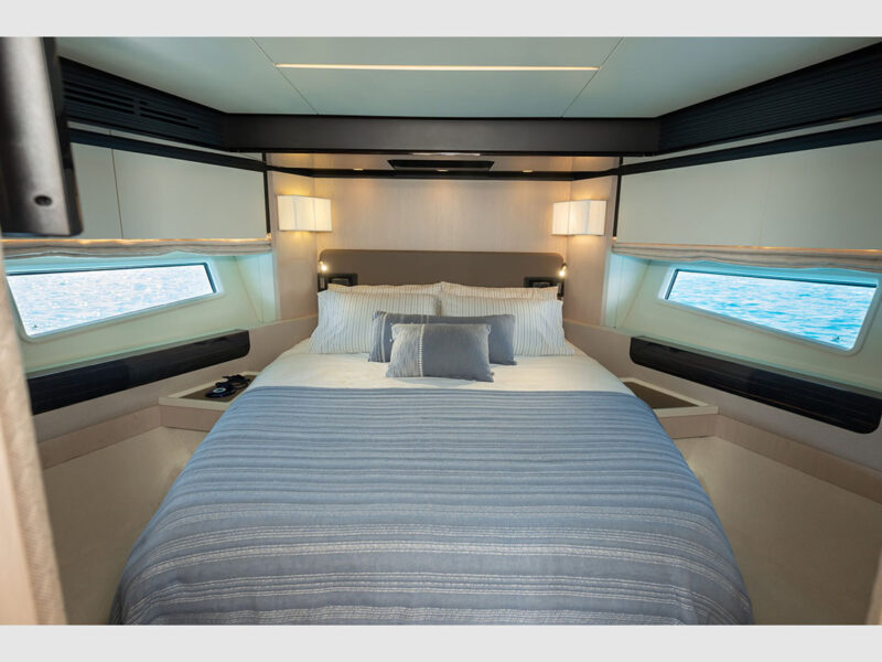 Azimut 66 Sea Ya iç mekan VIP kabin