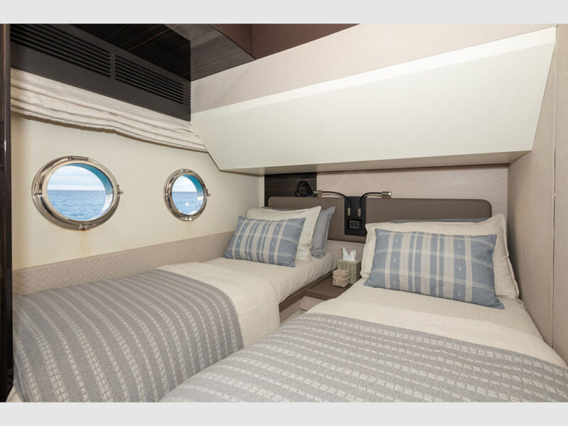 Azimut 66 Sea Ya iç mekan twin kabin