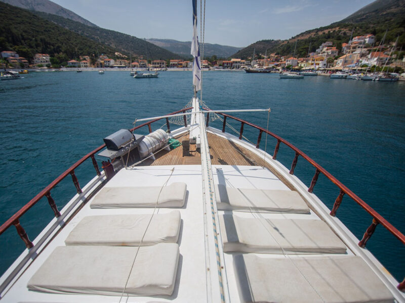 Rodos mavi yolculuk gulet ön güverte güneşlenme minderleri