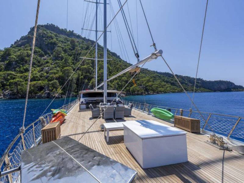 gulet Holiday 10 kiralık yat dış mekan ön güverte geniş açı
