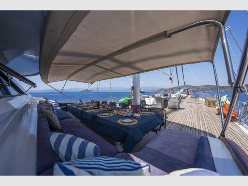 gulet Holiday 10 kiralık yat dış mekan ön güverte yemek masasından manzara