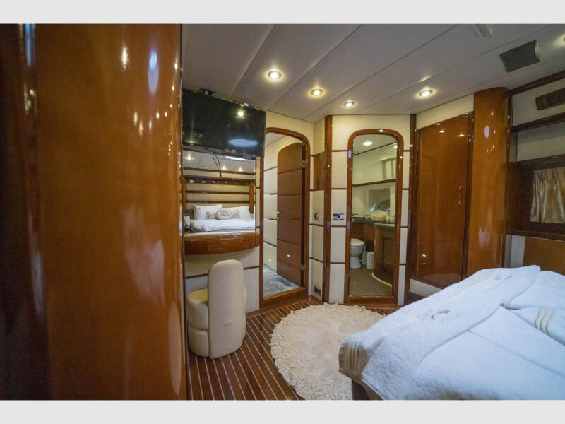 Viva Lola kiralık yat iç mekan VIP kabin