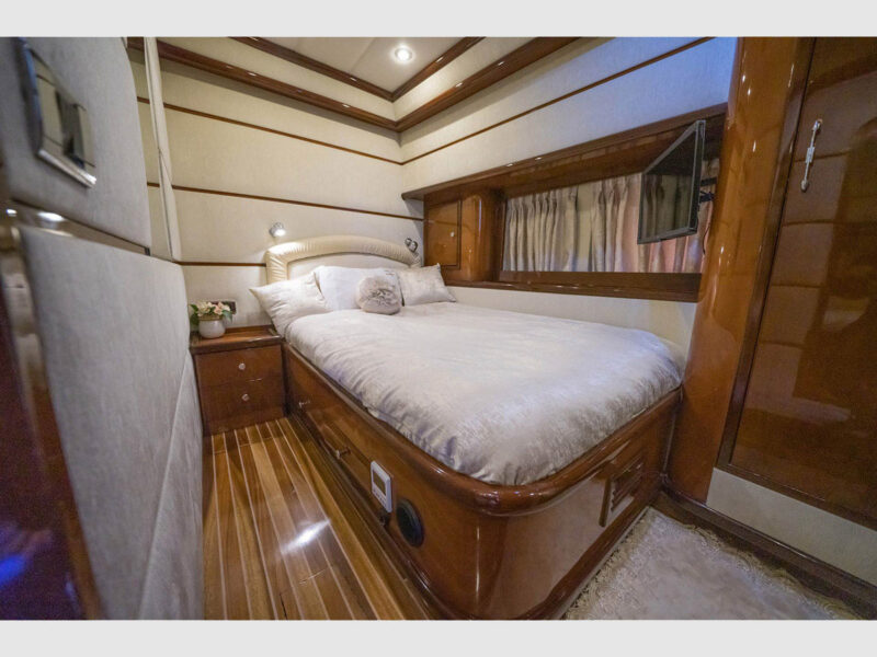 Viva Lola kiralık yat iç mekan double kabin