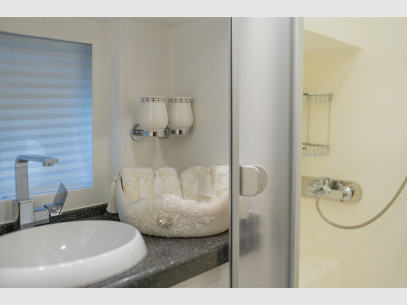 Viva Lola kiralık yat iç mekan double kabin banyo