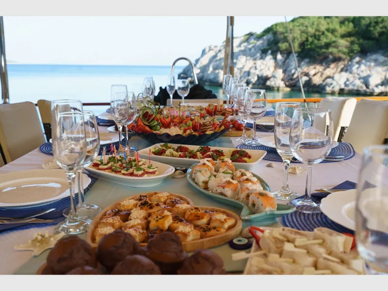 Happy Hours gulet dış mekan kıç güverte yemek masası servis detayları