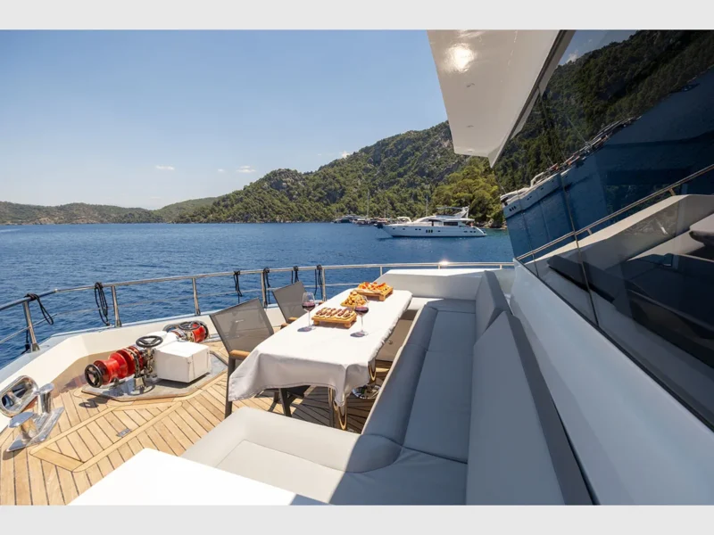 Akya-S trawler Fethiye kiralık yat dış mekan ön güverte oturma grubu