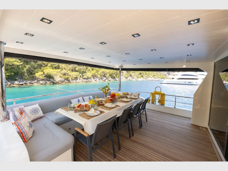 Akya-S trawler Fethiye kiralık yat dış mekan kıç güverte geniş açı