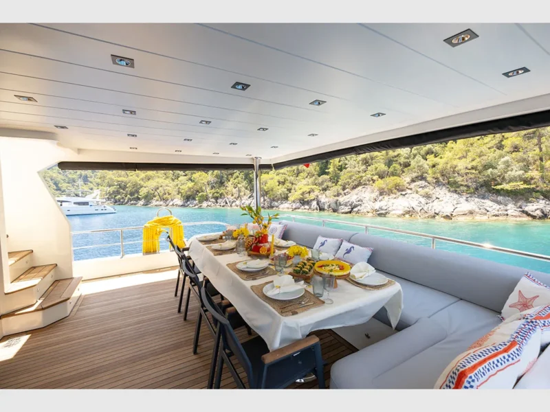 Akya-S trawler Fethiye kiralık yat dış mekan kıç güverte yemek masası geniş açı