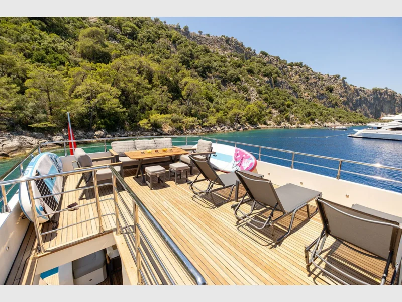 Akya-S trawler Fethiye kiralık yat dış mekan üst güverte oturma grubu ve şezlonglar