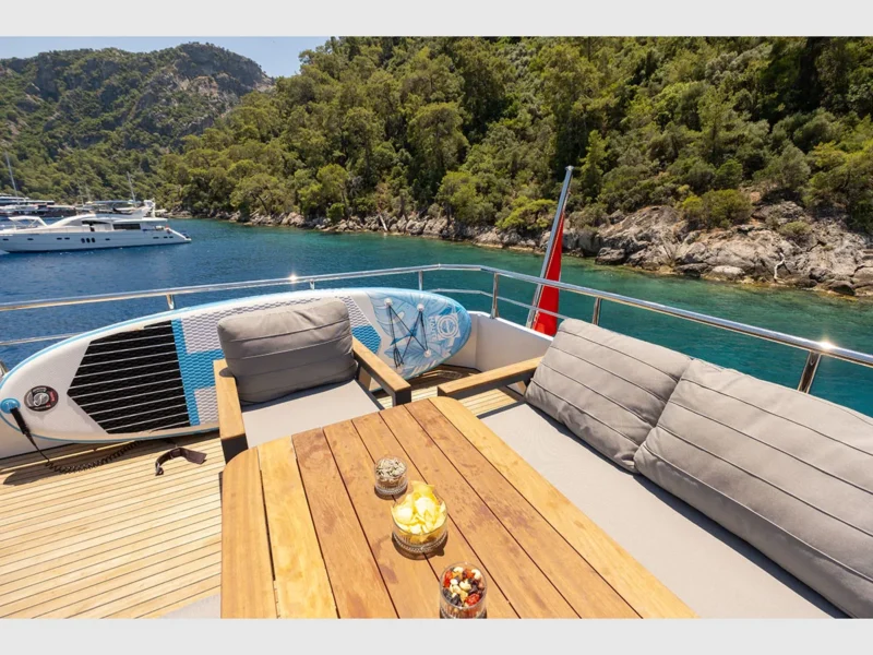 Akya-S trawler Fethiye kiralık yat dış mekan üst güverte oturma grubu