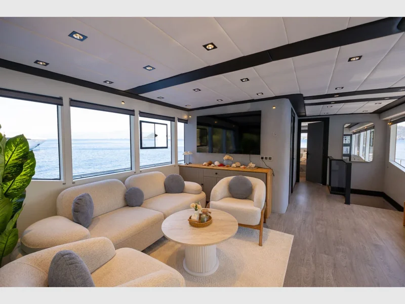 Akya-S trawler Fethiye kiralık yat iç mekan salon oturma grubu ve TV ünitesi