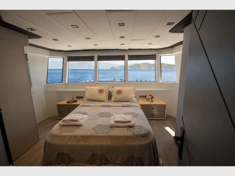 Akya-S trawler Fethiye kiralık yat iç mekan ana güverte VIP kabin