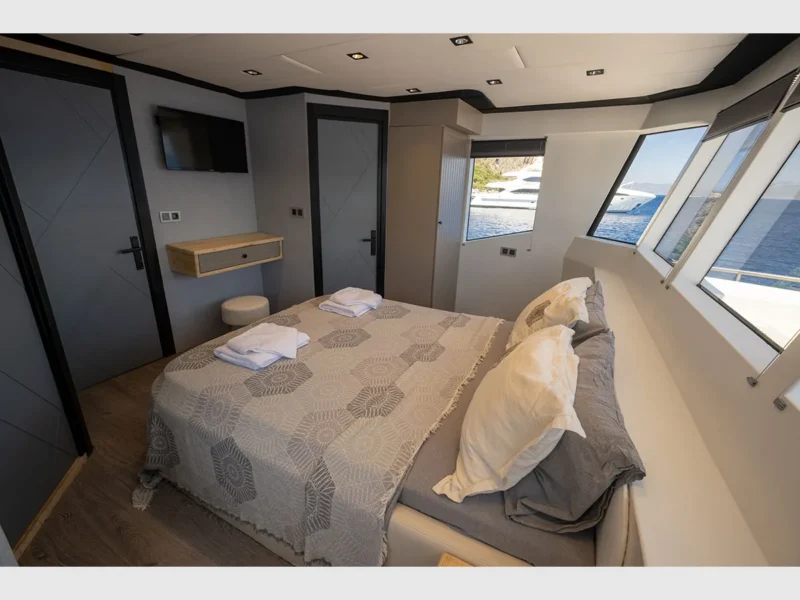 Akya-S trawler Fethiye kiralık yat iç mekan ana güverte VIP kabin