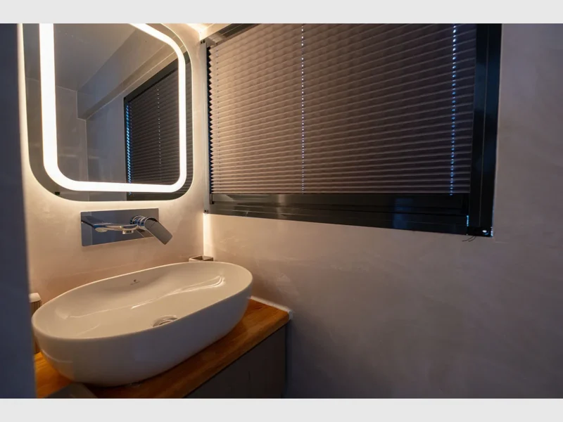 Akya-S trawler Fethiye kiralık yat iç mekan ana güverte VIP kabin banyo
