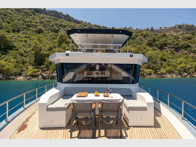 Akya-S trawler Fethiye kiralık yat dış mekan ön güverte oturma grubu