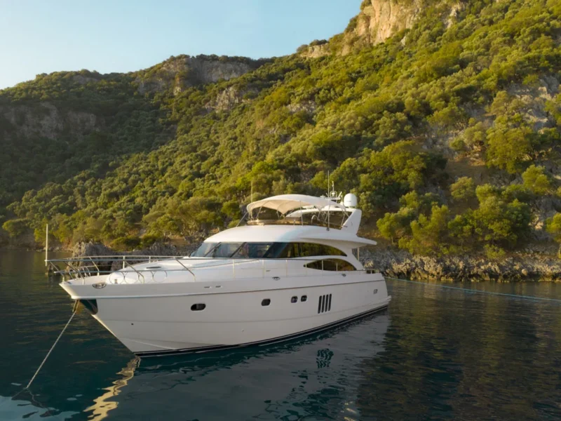 Bormus-2 Princess 21M motoryat kıçtan kara bağlı önden görüntü